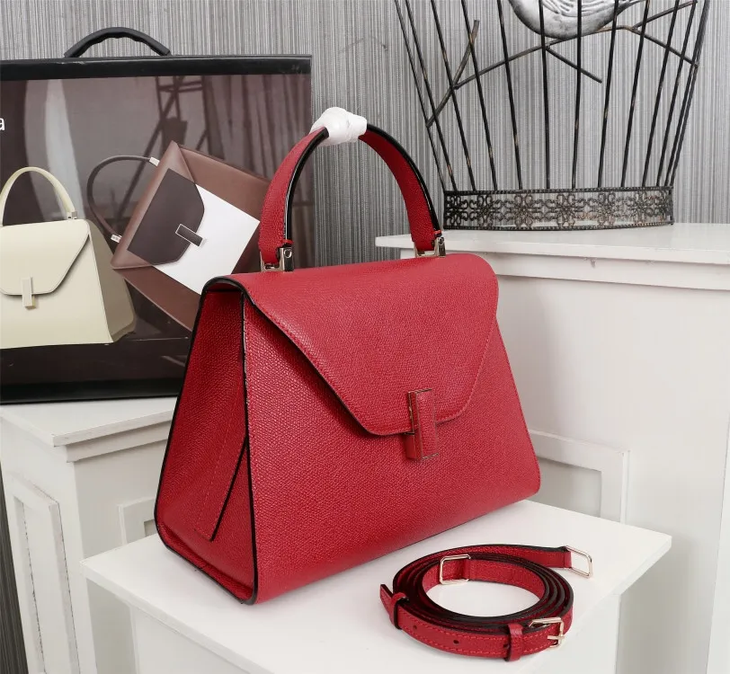 In stock 👉Original medium size in bright red, 👉Valextra Valextra Iside, known as Italian Hermès, is one of the most representative designs of Valextra. There is no obvious logo, but the simple collective line design is very recognizable, full of architectural art, and shows a capable and intellectual style. It is made of imported palm-print lining cowhide, with up to five stitches of handwork, and the shiny oil edges test the skill of the craftsman. Medium size: 26cm【6627#】